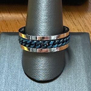 Men's Silver and Blue Chain Ring. NWT. Size 13.